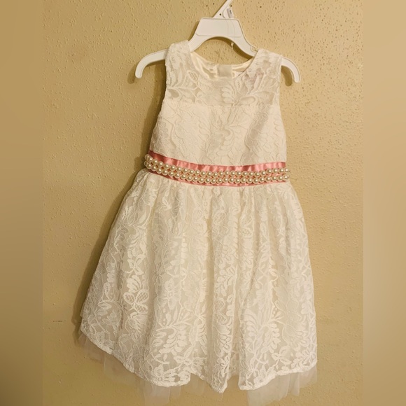 Pretty Lace dress for girl
Girls Dress Size : 4 T - Picture 6 of 7